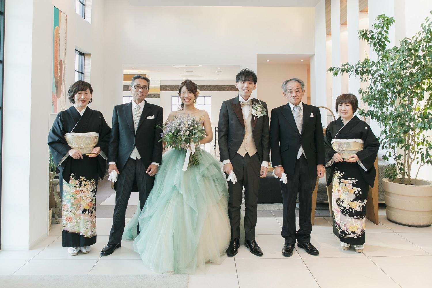 香川県の結婚式場アイスタイルでご両家で記念写真