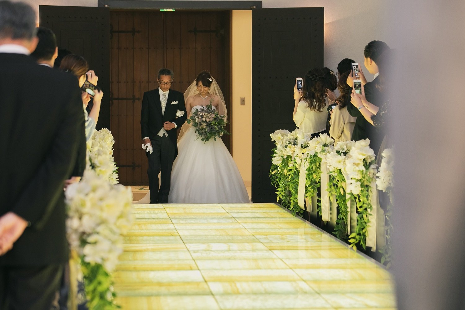 香川県の結婚式場シェルエメールで新婦が父親と登場