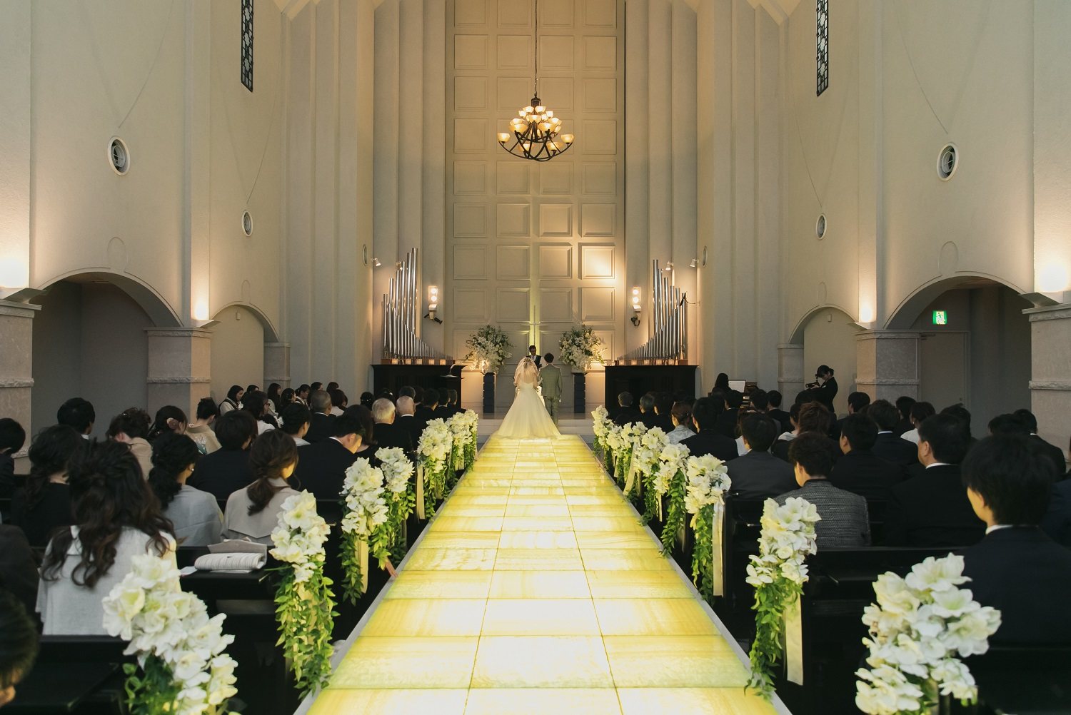 香川県の結婚式場シェルエメール&アイスタイルで新郎新婦の入場