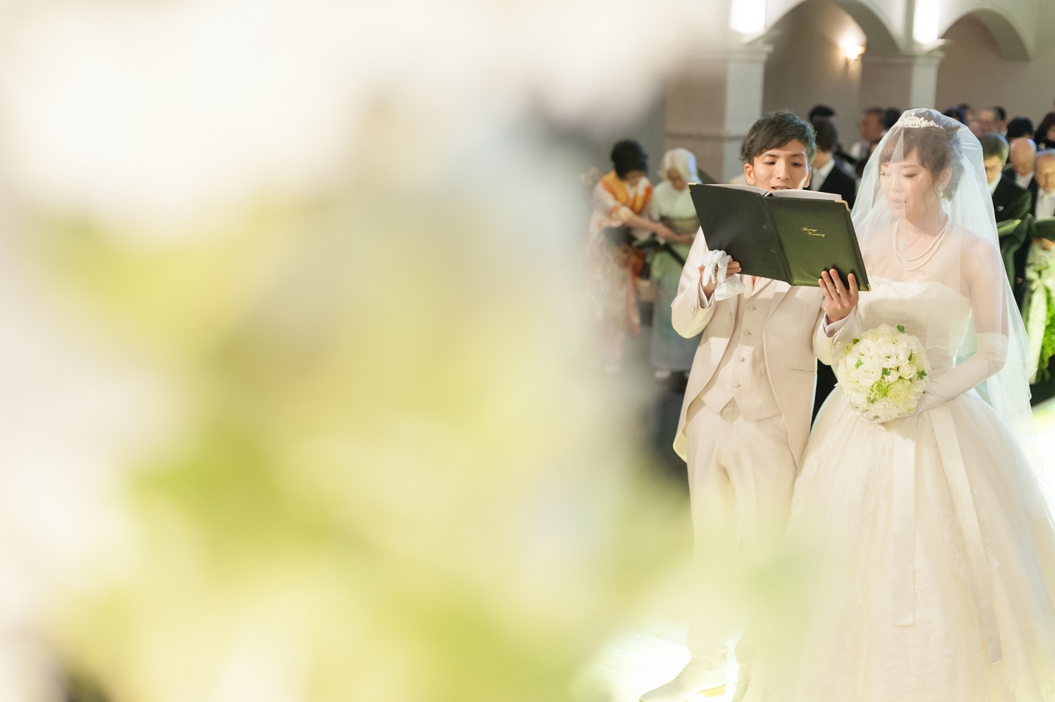 香川県の結婚式場シェルエメールで新郎新婦で愛の誓い