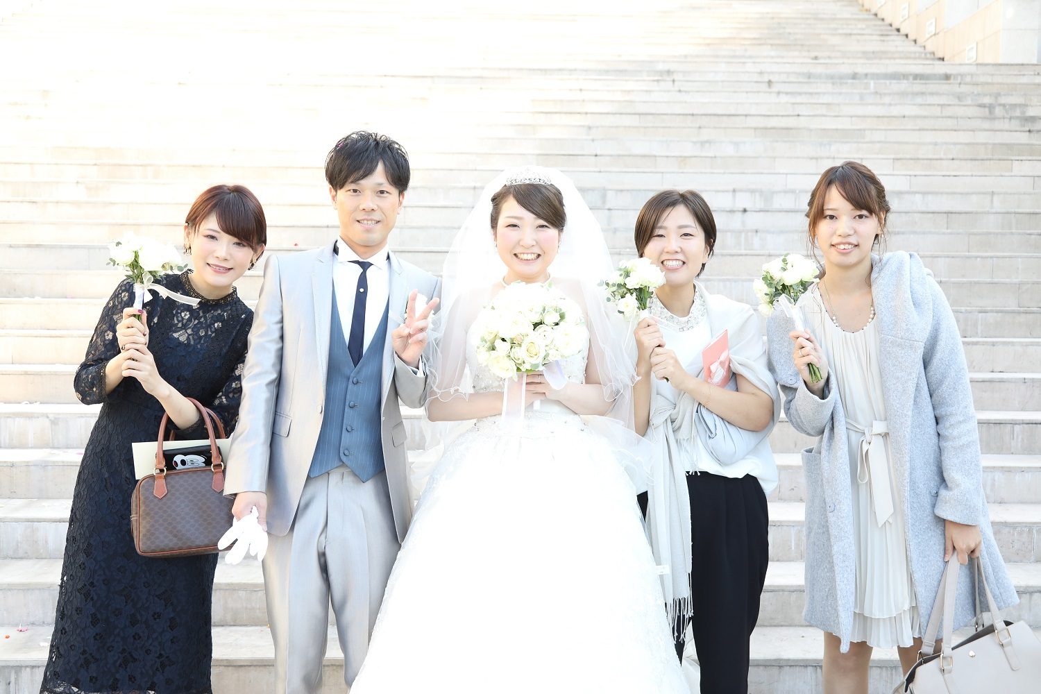 香川県の結婚式場シェルエメールで新郎新婦とゲストとの記念写真