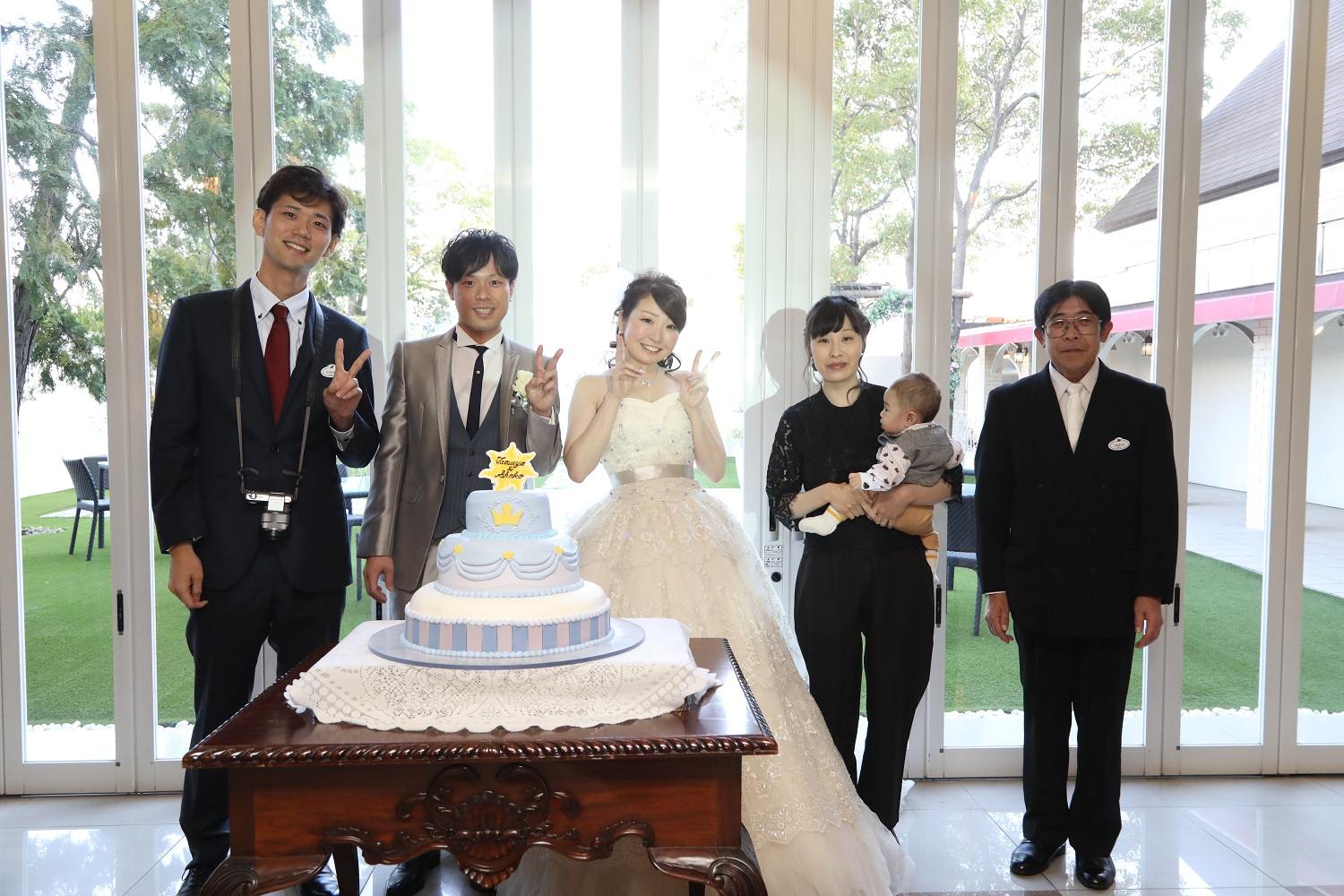 香川県の結婚式場シェルエメールでゲストと新郎新婦の記念に写真