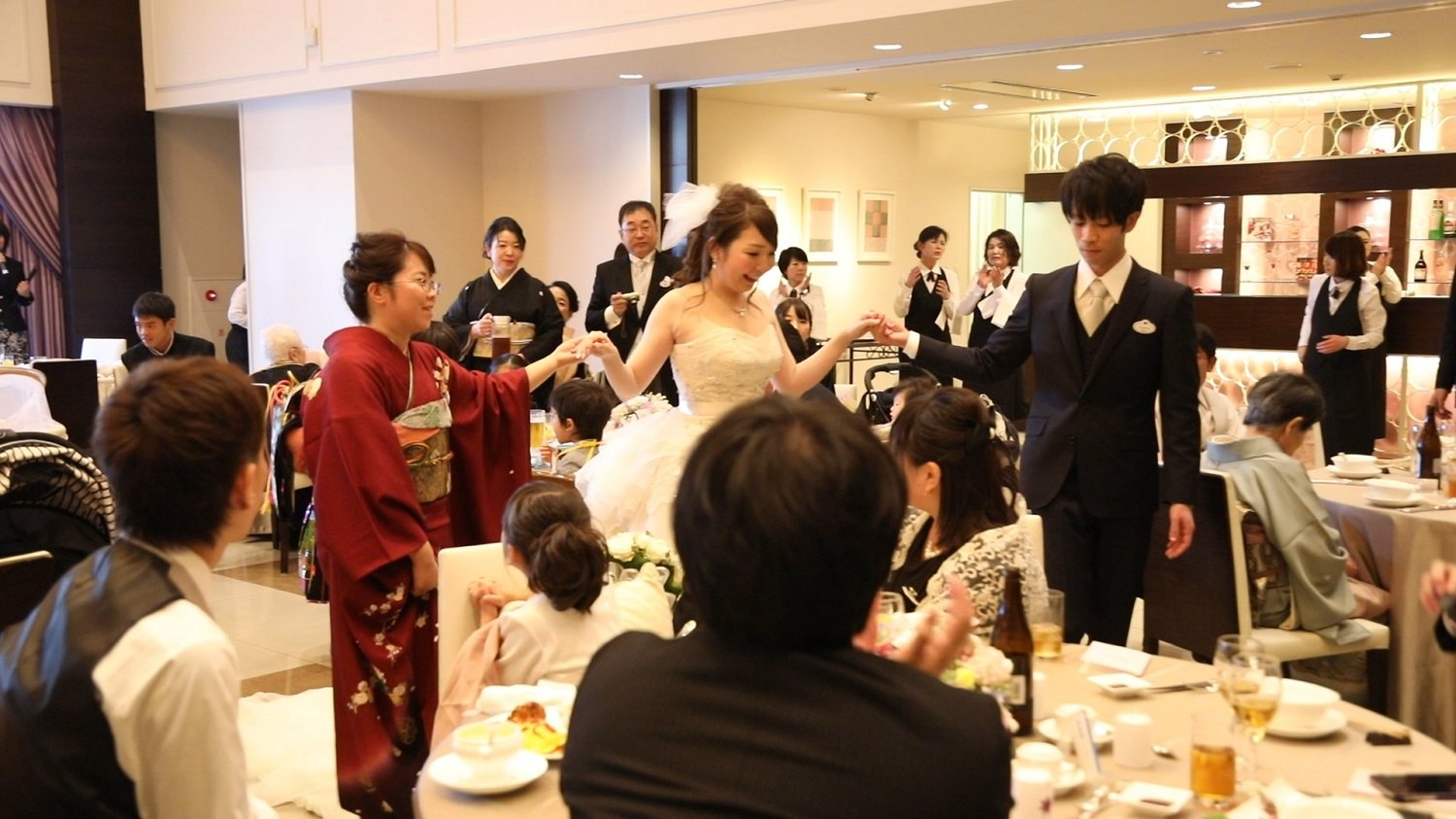 香川県の結婚式場シェルエメールでご兄弟と新婦の退場シーン