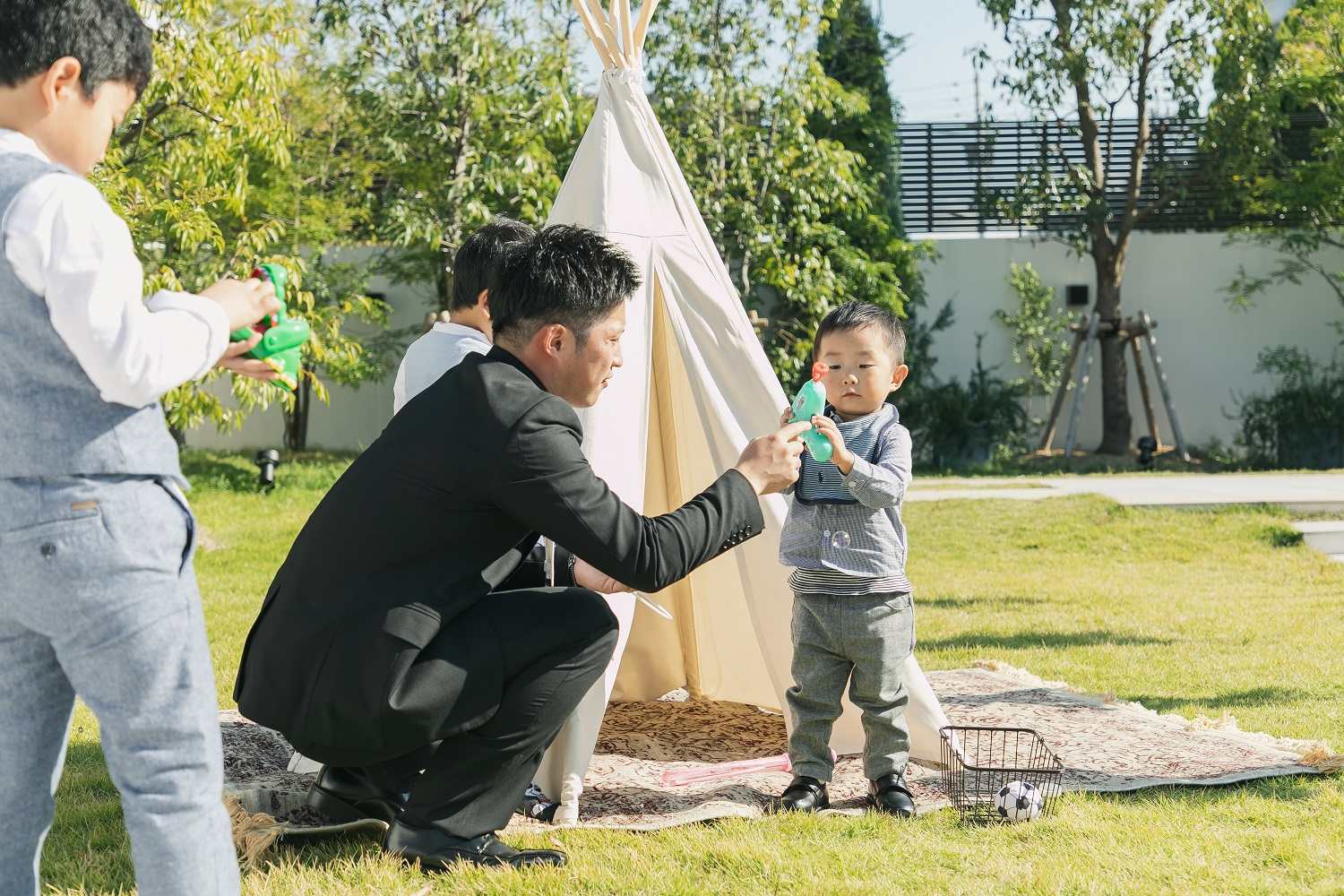 香川県の結婚式場アイスタイルのガーデンにテントを貼り子供たちとの記念に