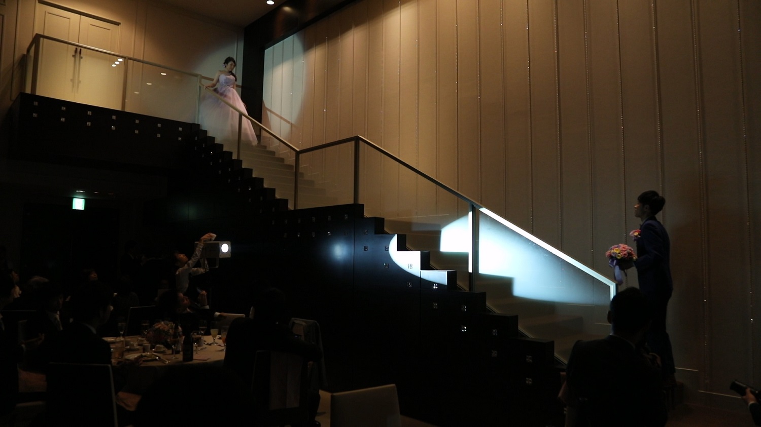 香川県の結婚式場シェルエメールで新婦が階段を降りる演出