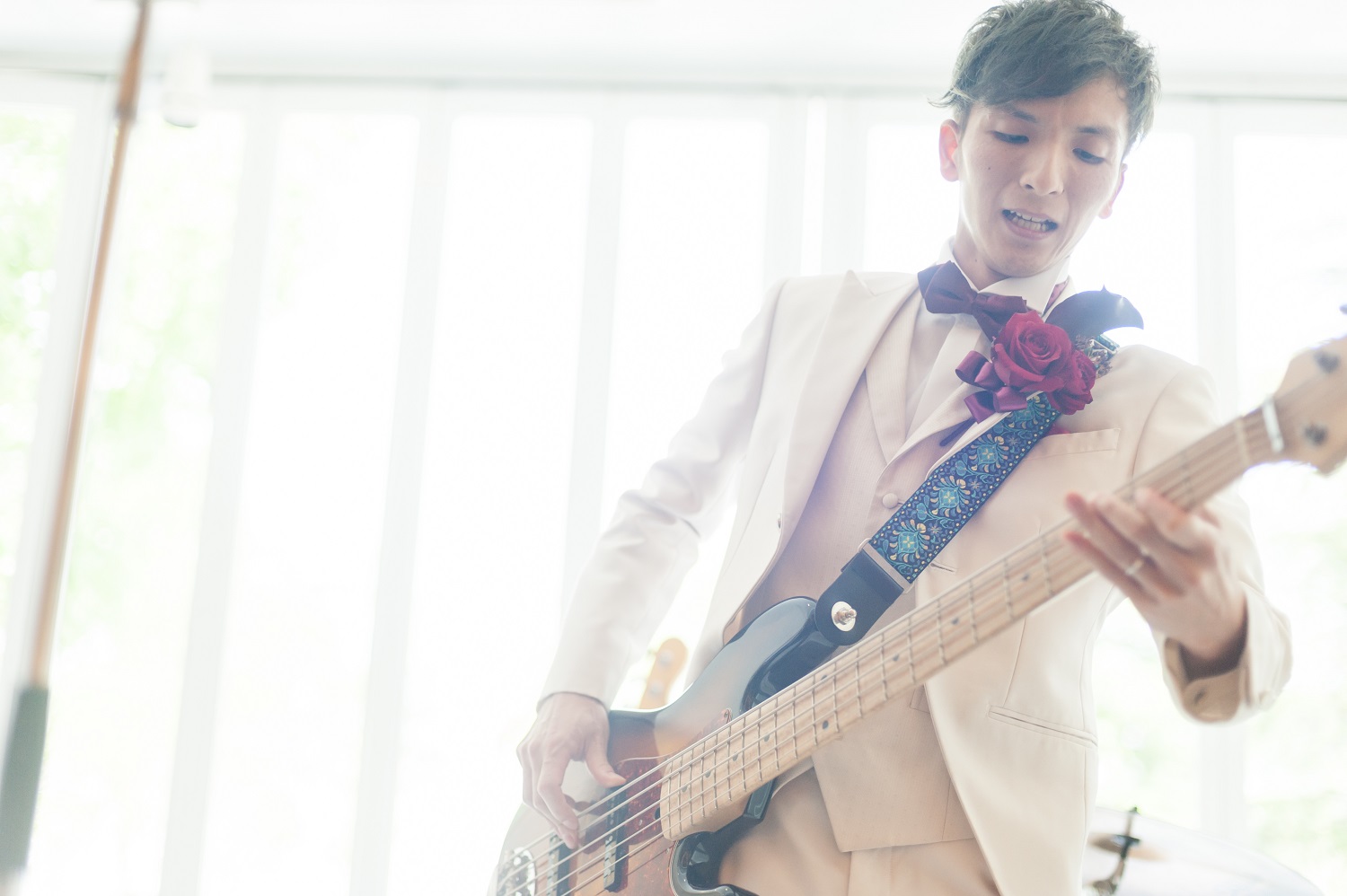 香川県の結婚式場シェルエメールで新郎がベース演奏