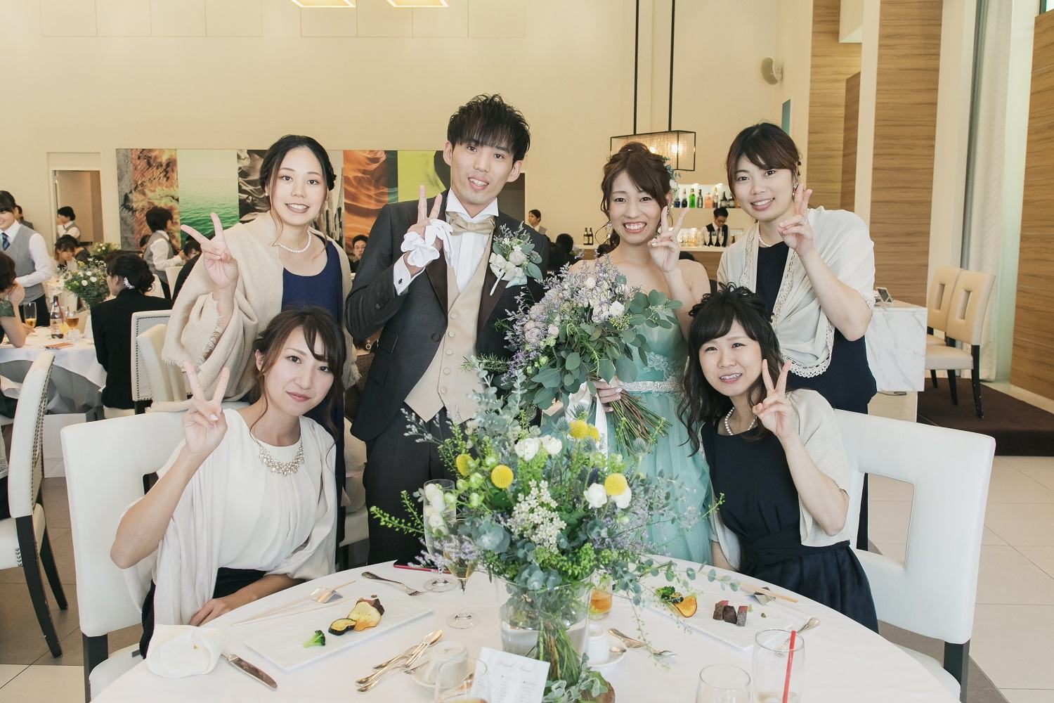 香川県の結婚式場アイスタイルで新郎新婦とゲストでのテーブルフォト