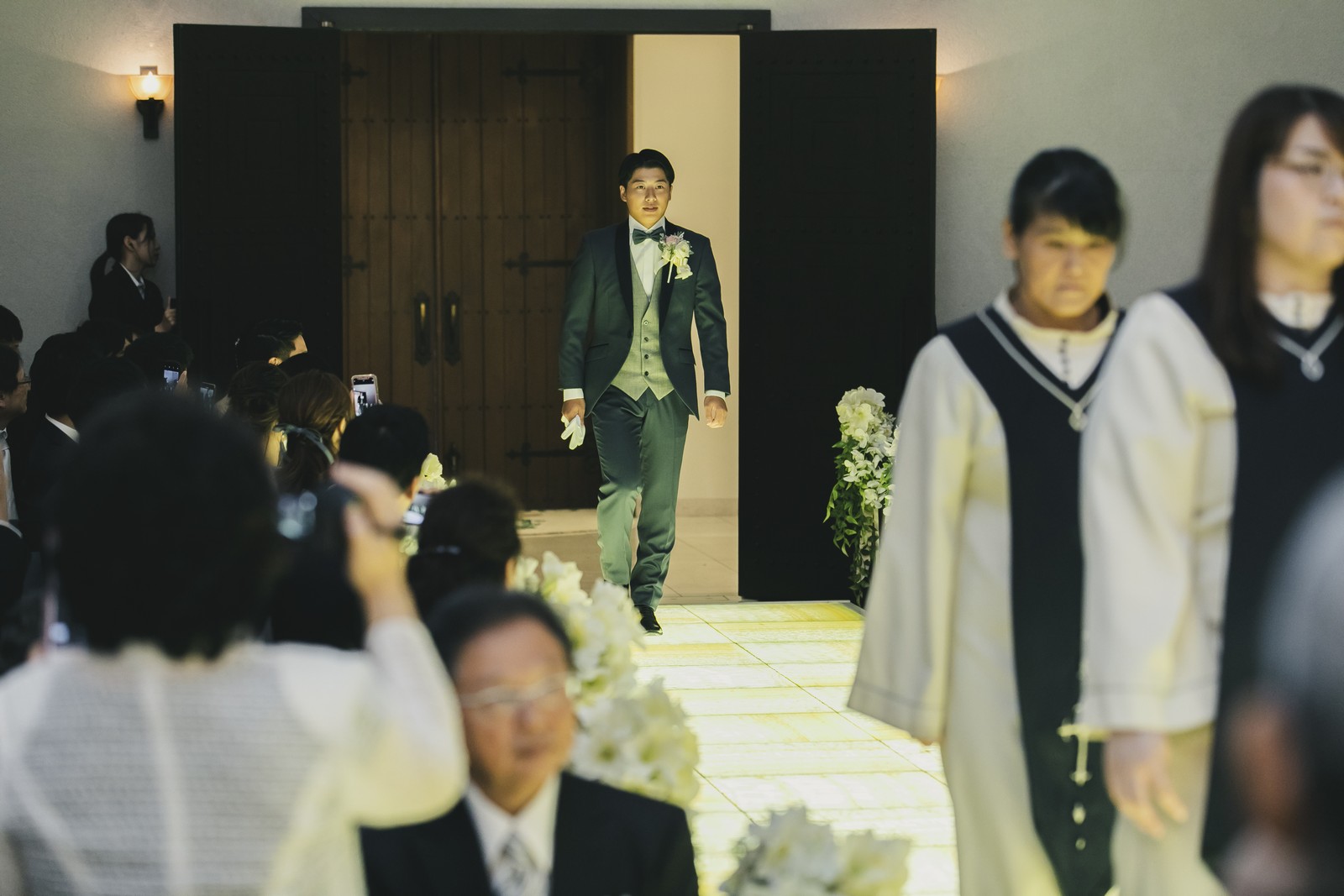 香川県の結婚式場シェルエメール&アイスタイル　新郎挙式入場