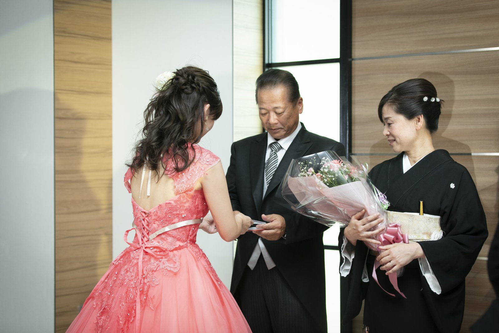 香川県の結婚式場シェルエメール＆アイスタイルの記念品贈呈