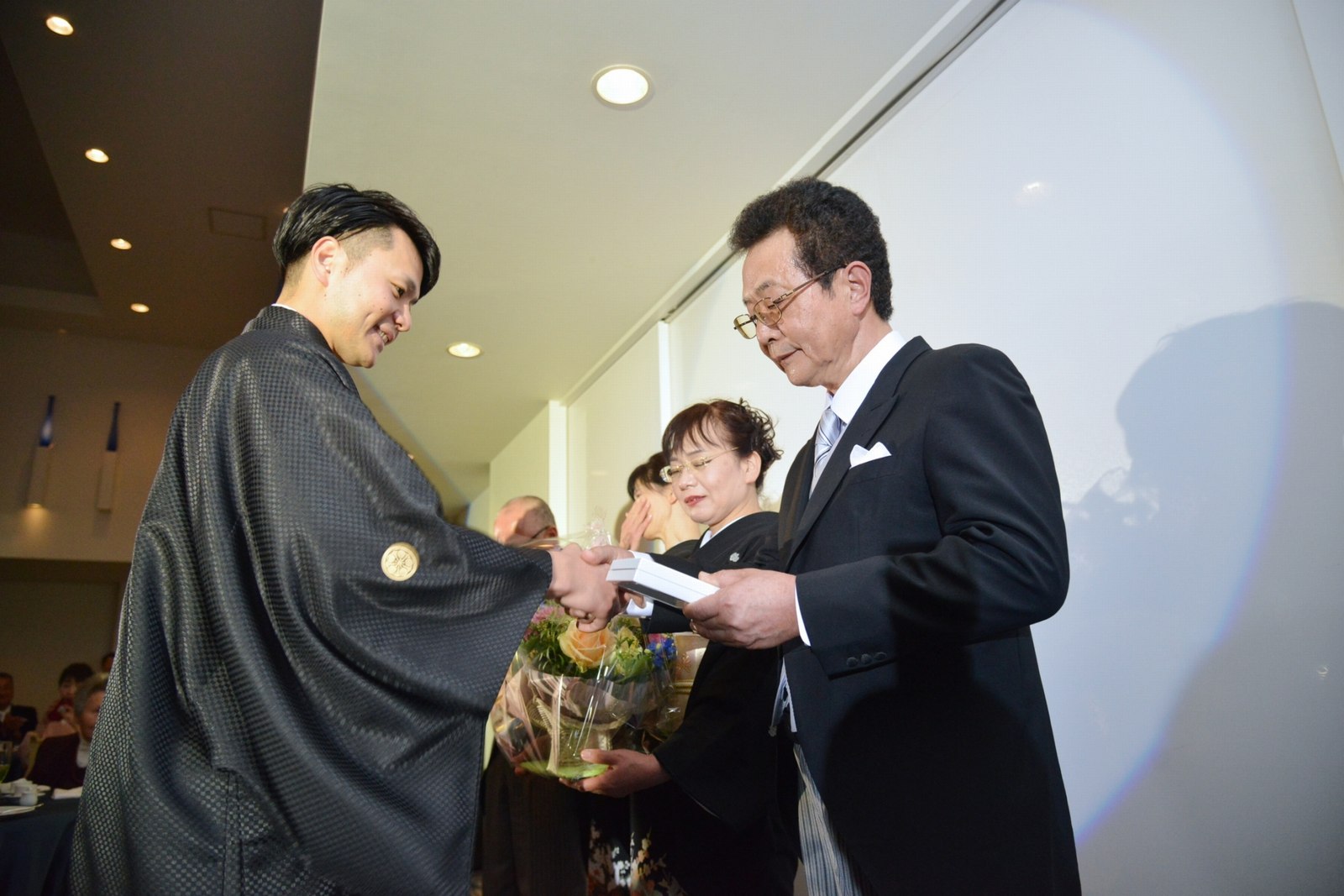 香川県の結婚式場シェルエメール＆アイスタイルの記念品贈呈