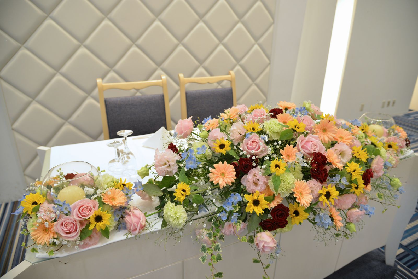 香川県の結婚式場シェルエメール＆アイスタイルのメインテーブル装花