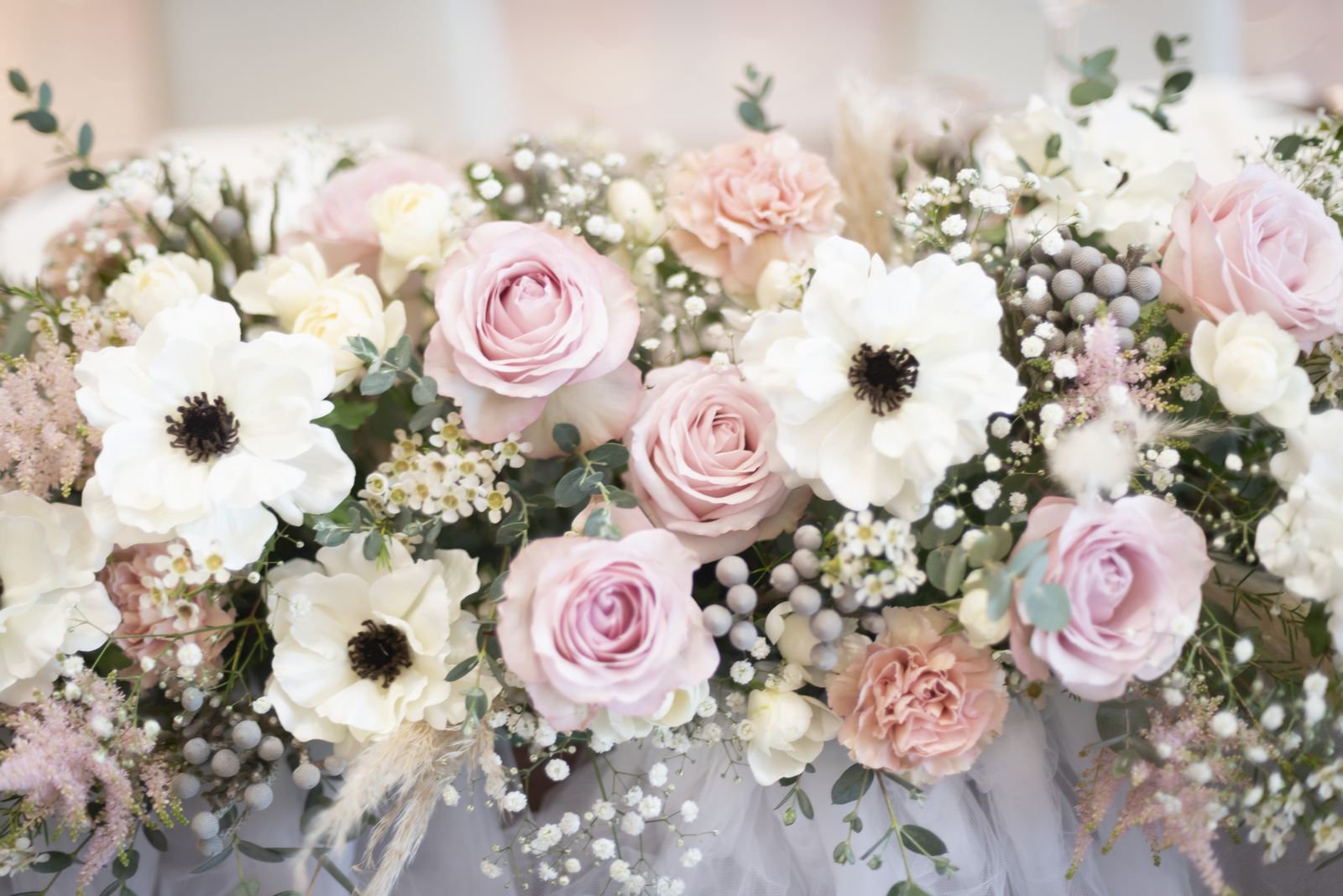 香川県の結婚式場シェルエメール＆アイスタイルのメインテーブル装花