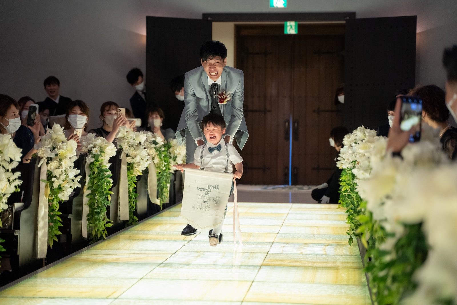 香川県宇多津町の結婚式場シェルエメール＆アイスタイル　チャペル入場　フラッグボーイ