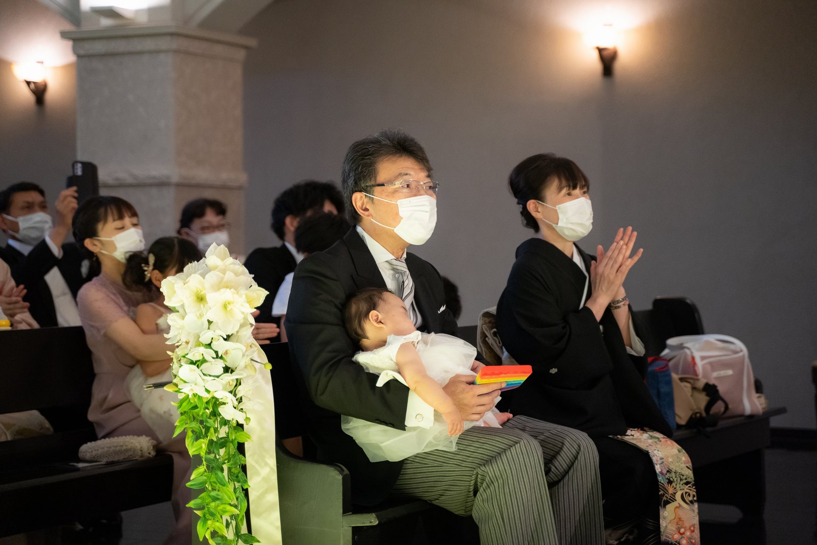 香川県宇多津町の結婚式場シェルエメール＆アイスタイル　チャペル　結婚証明書にサイン
