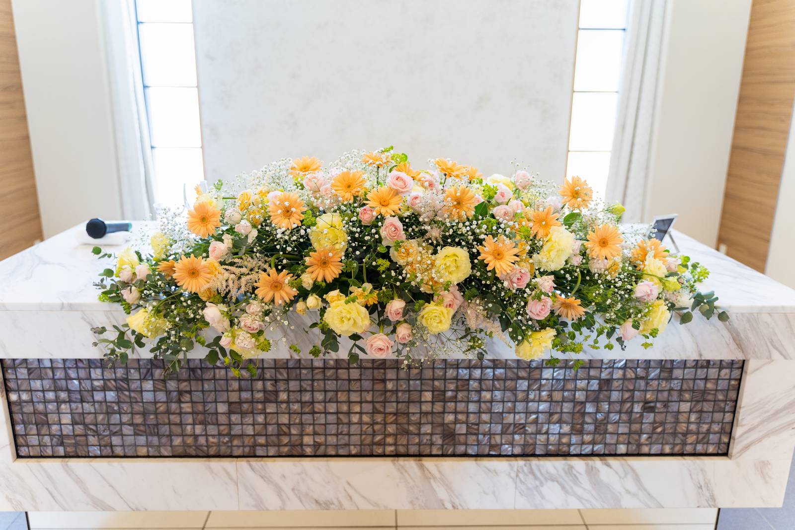 香川県宇多津町の結婚式場シェルエメール＆アイスタイル　メインテーブル装花
