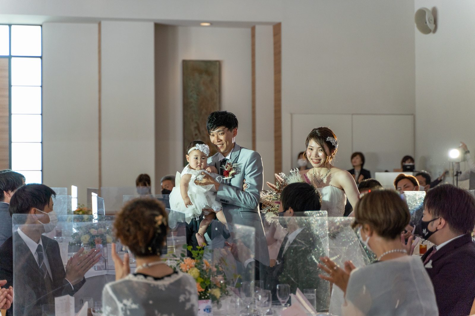 香川県宇多津町の結婚式場シェルエメール＆アイスタイル　披露宴会場アイスタイルに入場
