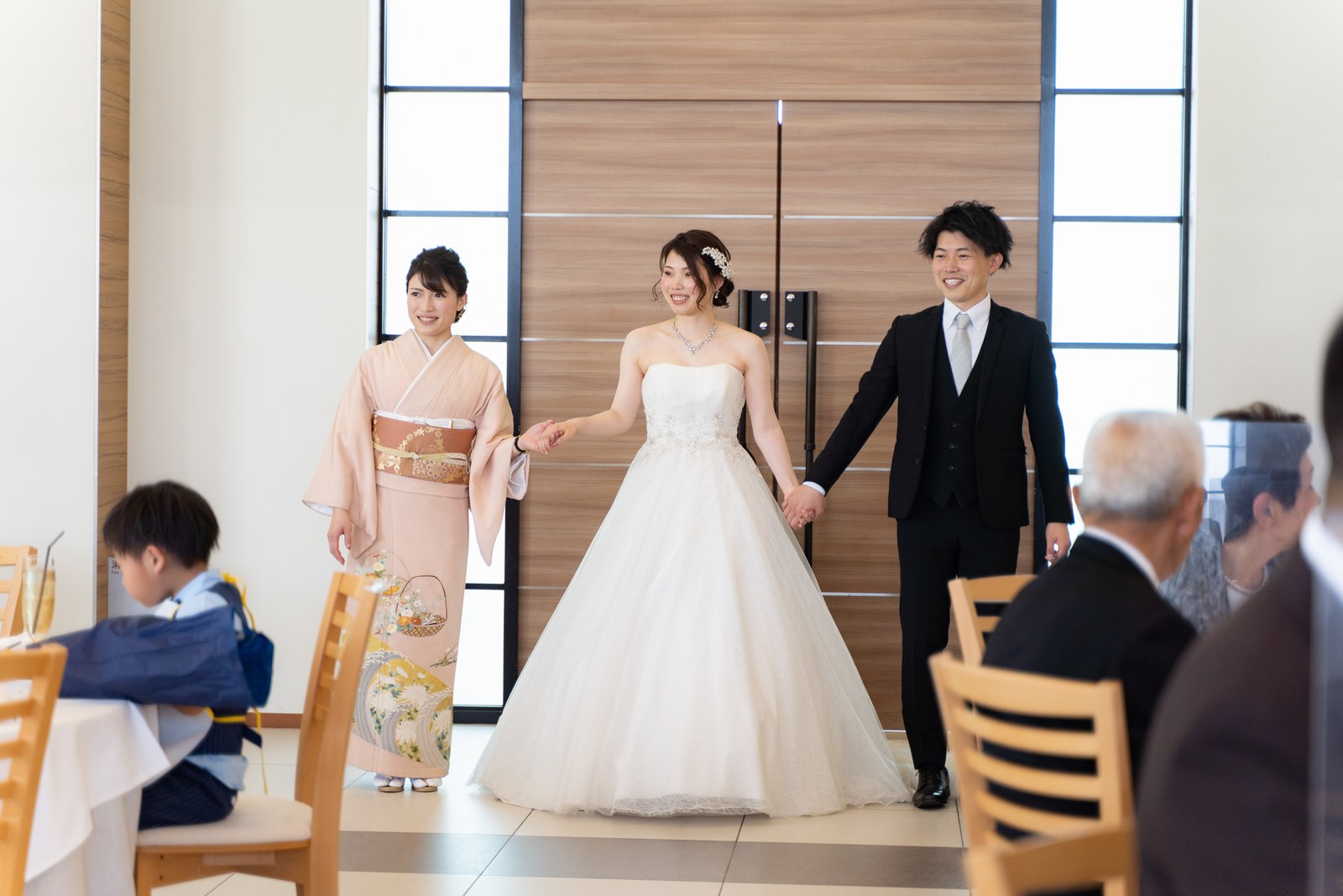 香川県宇多津町の結婚式場シェルエメール＆アイスタイル　兄と姉と退場