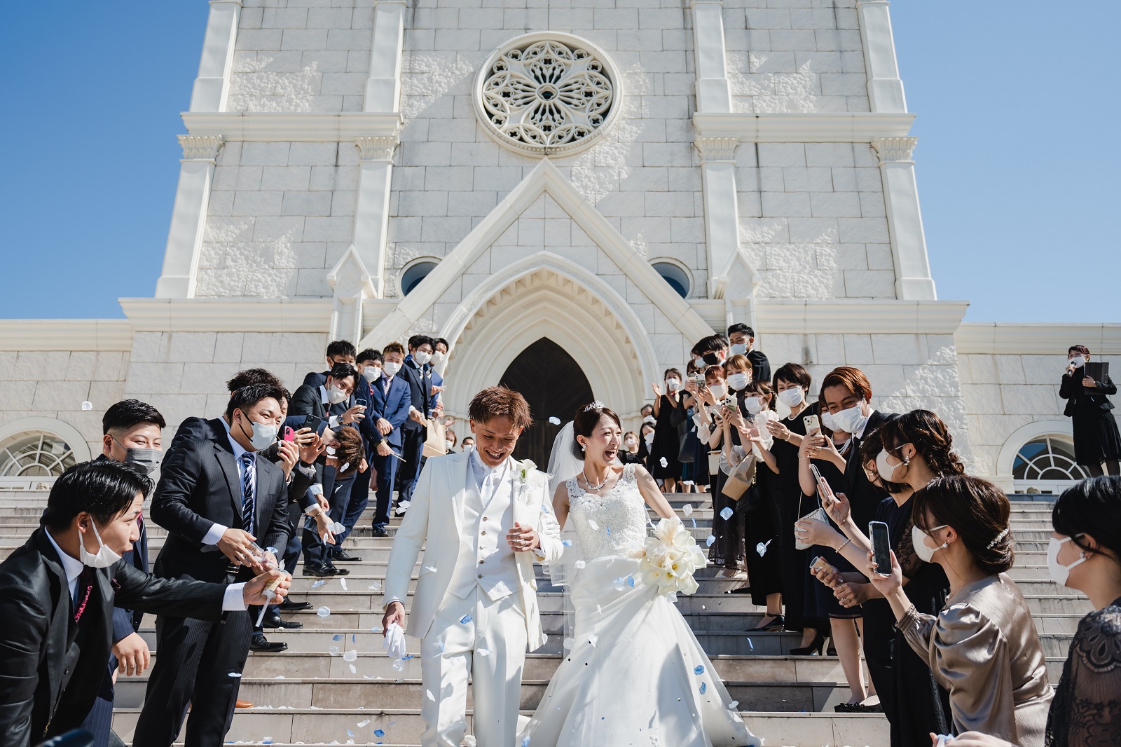香川県宇多津町の結婚式場シェルエメール＆アイスタイル　大階段でフラワーシャワーセレモニー