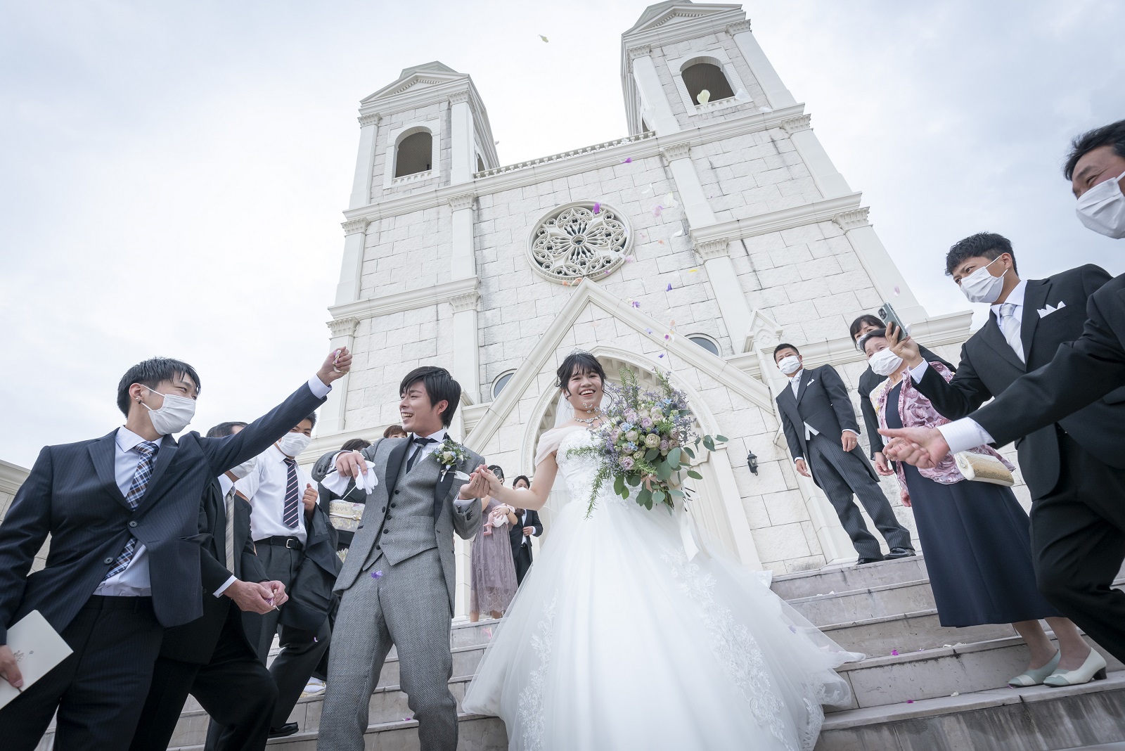 香川県宇多津町の結婚式場シェルエメール＆アイスタイル　大階段でのアフターセレモニー　フラワーシャワー