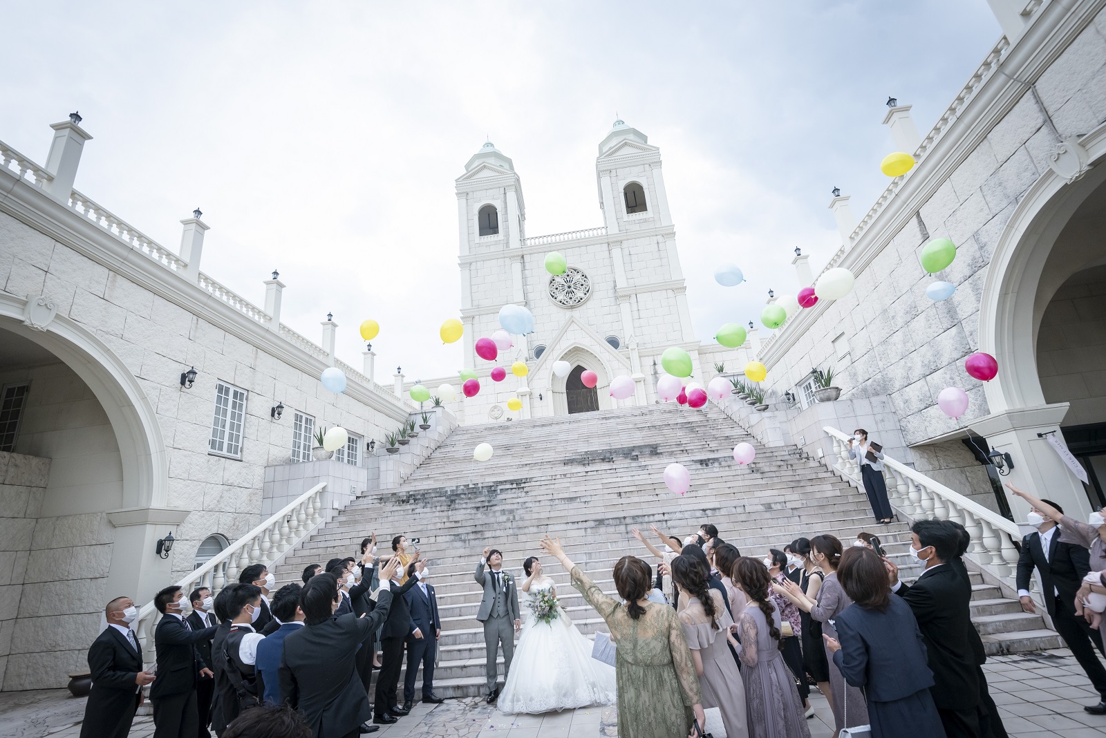 香川県宇多津町の結婚式場シェルエメール＆アイスタイル　大階段でのアフターセレモニー　バルーンリリース