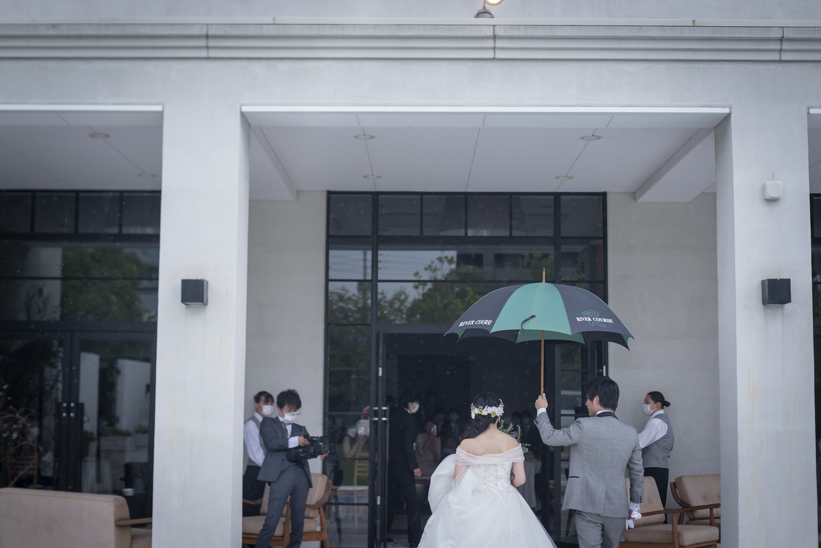 香川県宇多津町の結婚式場シェルエメール＆アイスタイル ガーデンからの入場