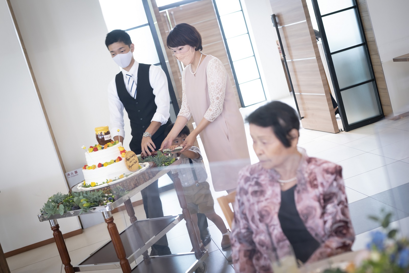 香川県宇多津町の結婚式場シェルエメール＆アイスタイル　お子様ゲストがウエディングケーキを運ぶ