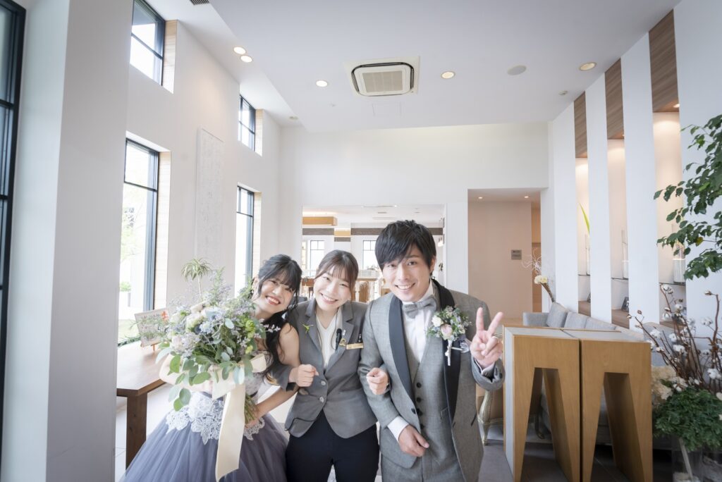 香川県宇多津町の結婚式場シェルエメール＆アイスタイル　プランナーと新郎新婦