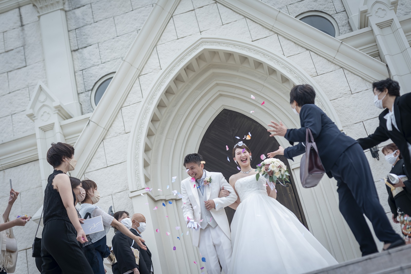 香川県宇多津町の結婚式場シェルエメール＆アイスタイル　大階段　フラワーシャワー