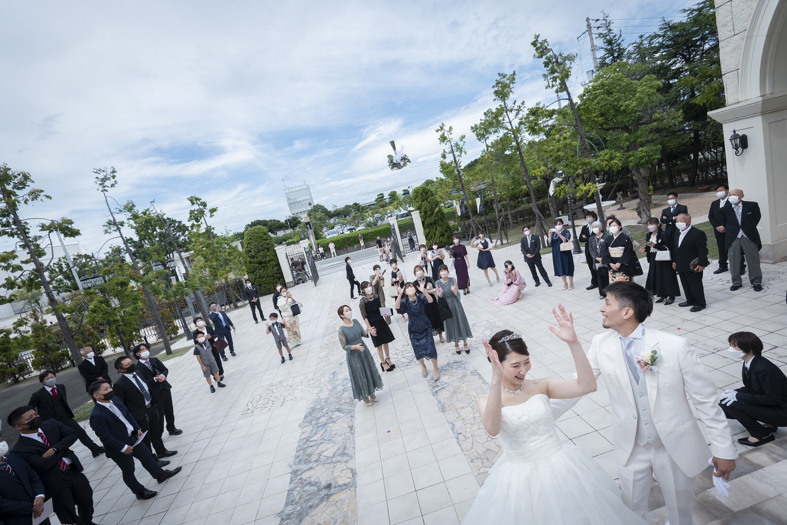 香川県宇多津町の結婚式場シェルエメール＆アイスタイル　大階段　ブーケトス