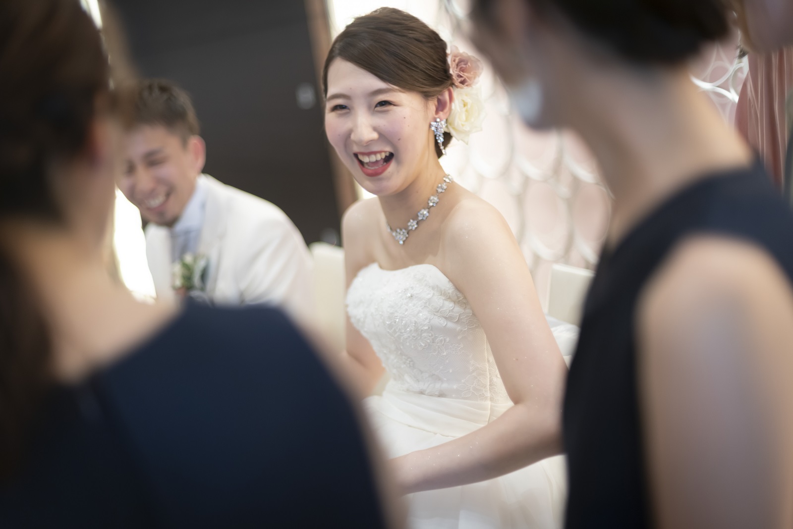 香川県宇多津町の結婚式場シェルエメール＆アイスタイル　新婦友人と和やかに会話