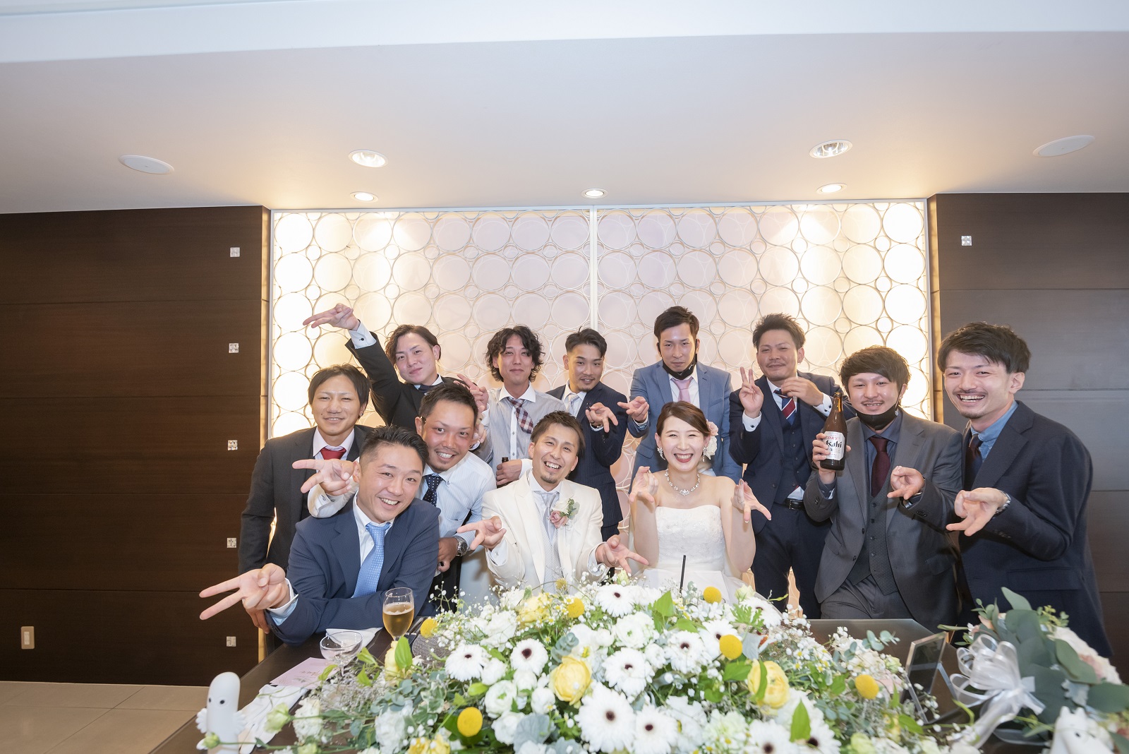 香川県宇多津町の結婚式場シェルエメール＆アイスタイル　新郎友人との写真
