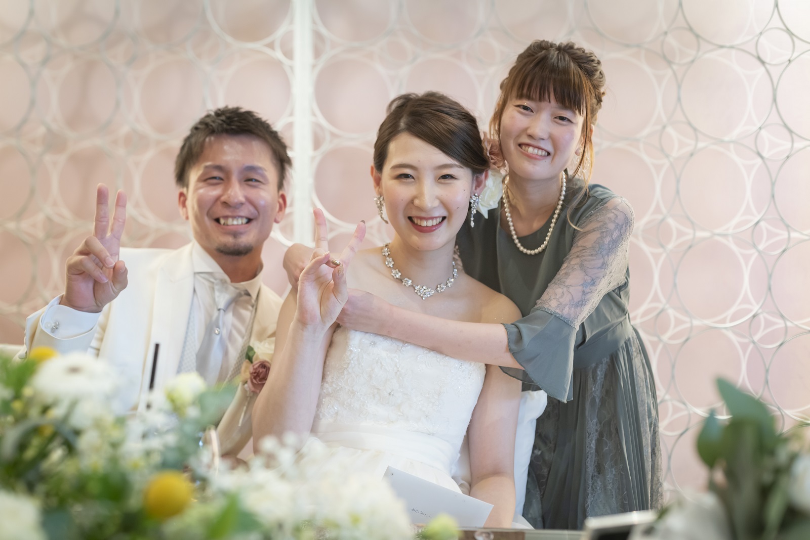 香川県宇多津町の結婚式場シェルエメール＆アイスタイル　ゲストとの写真