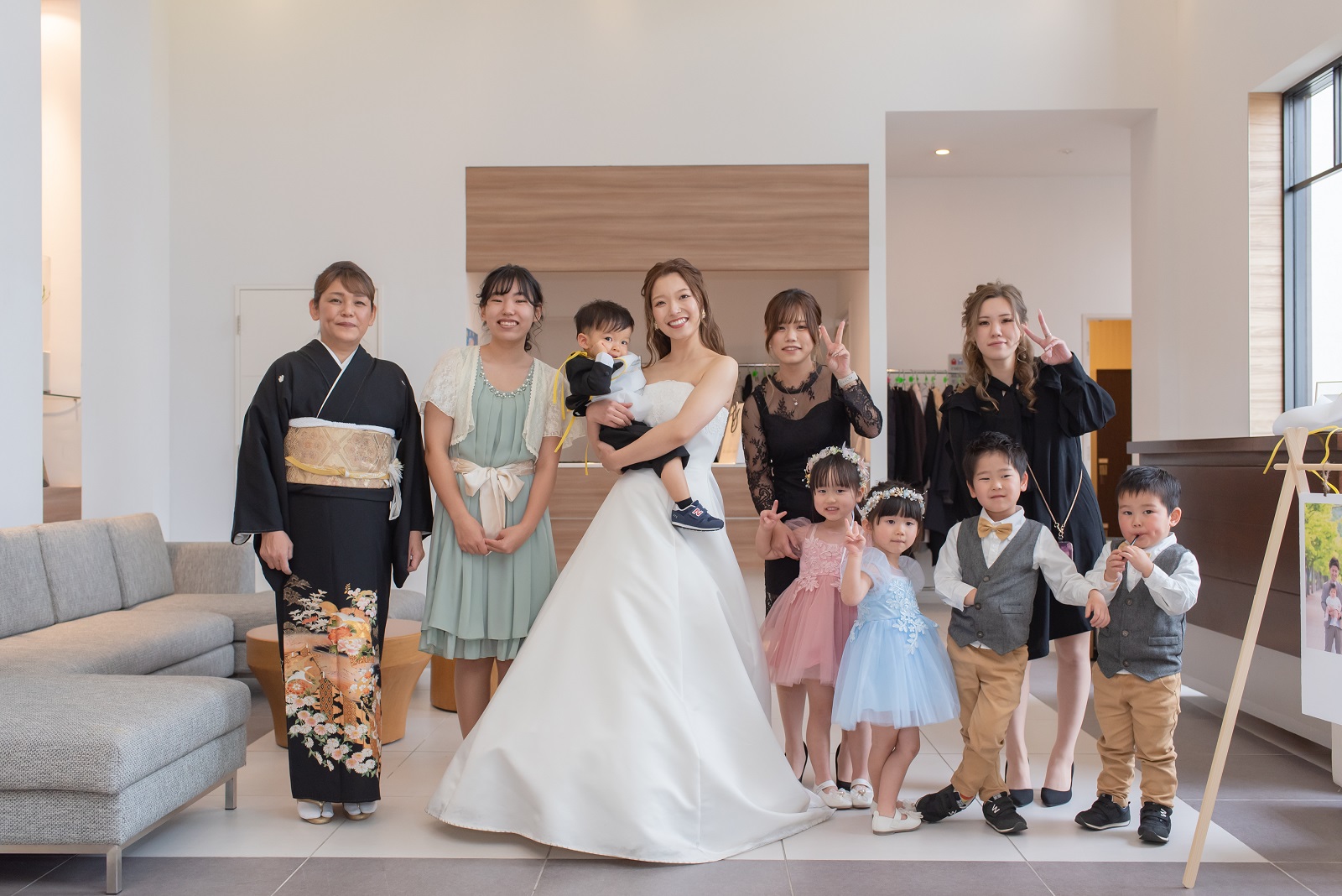 香川県宇多津町の結婚式場シェルエメール＆アイスタイル　家族集合写真　ファミリーウエディング