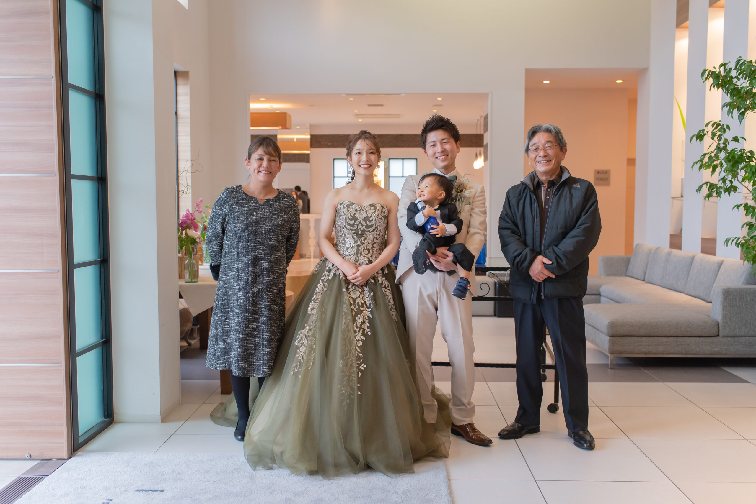 香川県宇多津町の結婚式場シェルエメール＆アイスタイルの家族集合写真　ファミリーウエディング
