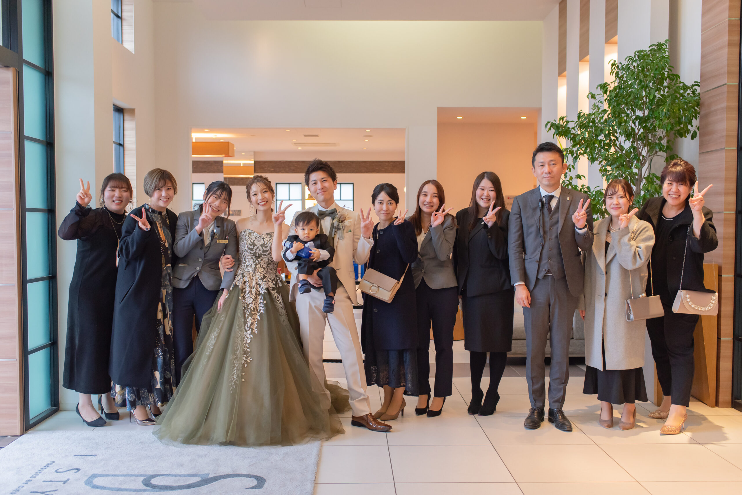 香川県宇多津町の結婚式場シェルエメール＆アイスタイルのスタッフとの集合写真